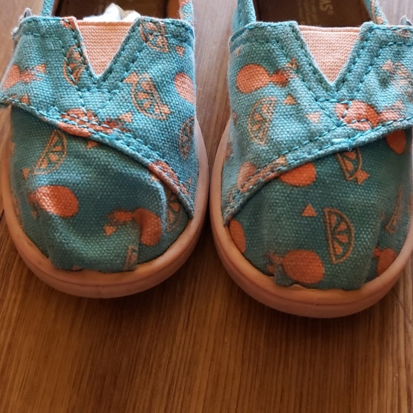 Girls Tom's size 8T - Picture 5 of 6